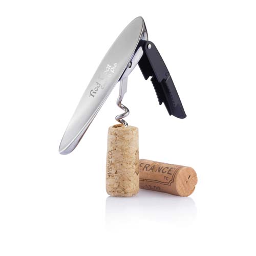 Sacacorchos tipo sommelier de acero inoxidable junto a dos corchos de vino sobre fondo blanco