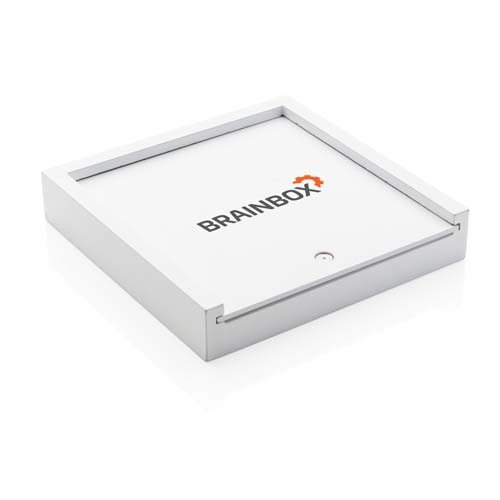 caja cuadrada con el logotipo BRAINBOX en el centro