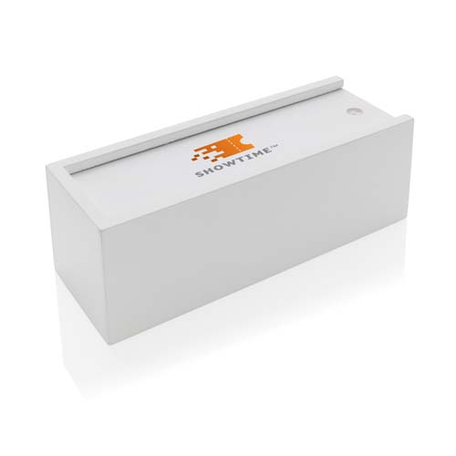 Caja rectangular con ranura superior y logotipo de un perro pixelado junto al texto SHOWTIME